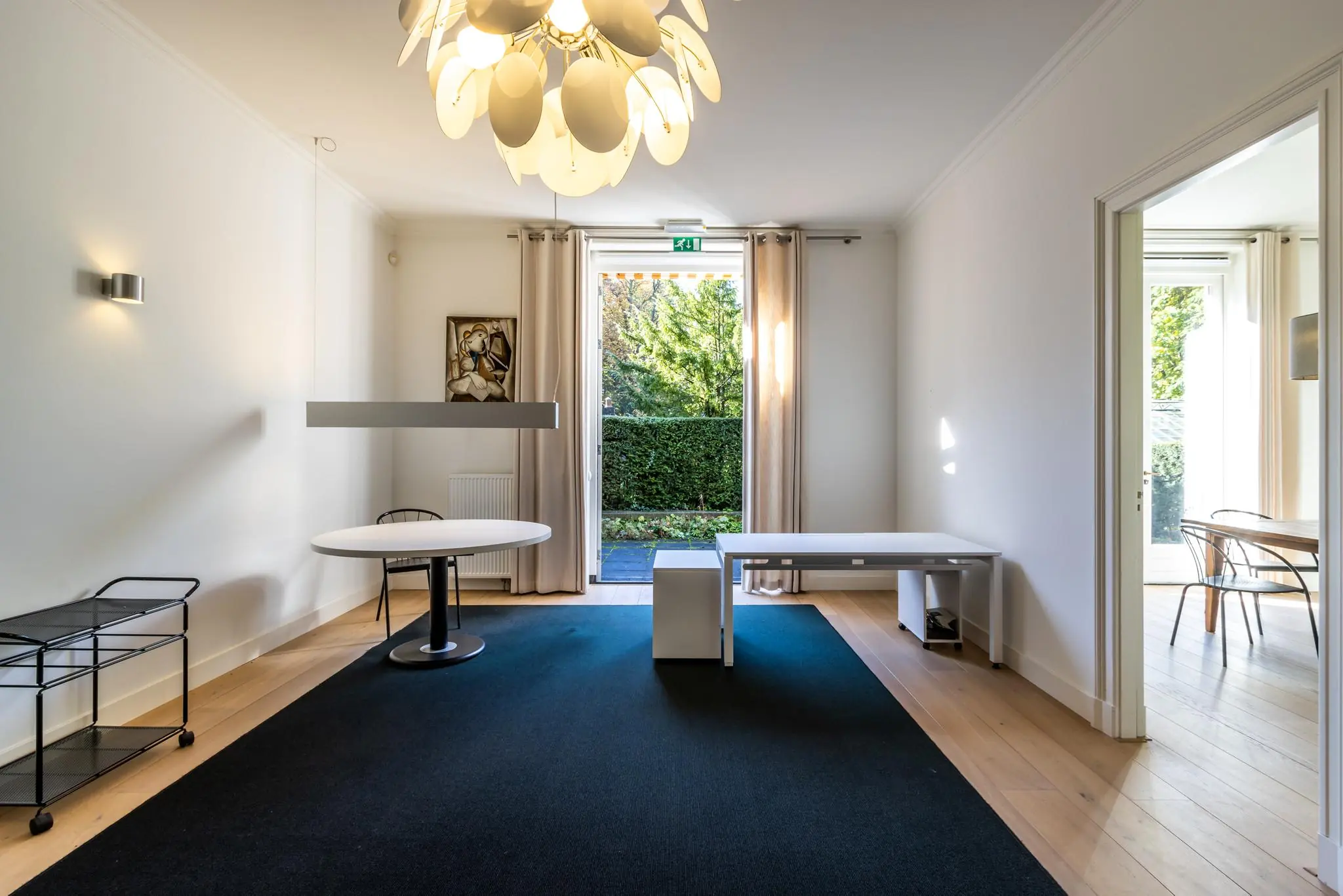 Licht en modern kantoor aan de Langbroekerdijk met grote ramen en uitzicht op een groene tuin.